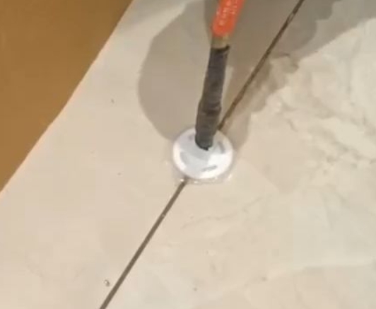 绥棱瓷砖空鼓维修公司专业解答瓷砖在铺贴过程中，如果没有涂抹均匀到位的粘结材料（如水泥砂浆或瓷砖胶），可能会导致以下问题