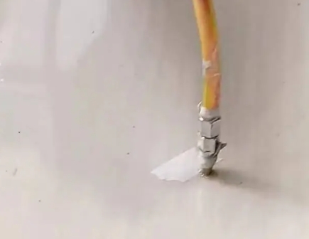 绥棱瓷砖空鼓维修公司专业解答在瓷砖铺贴过程中，如果使用的砂料过粗（如全部使用了粗砂），可能会导致以下问题