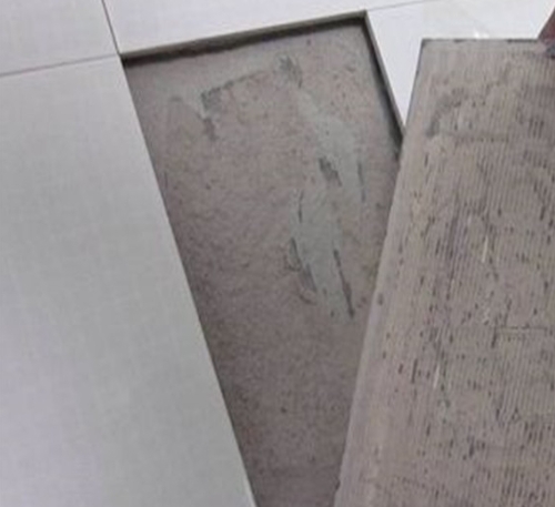 绥棱瓷砖空鼓维修公司分享瓷砖铺贴时如果打浆（即涂抹在瓷砖背面和基层上的砂浆或瓷砖胶）过少，会带来以下问题